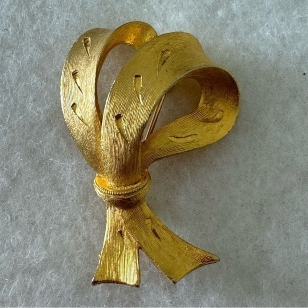 Vintage Jonette Jewelry JJ 14k Yellow Gold Metal Ribbon Brooch Pin